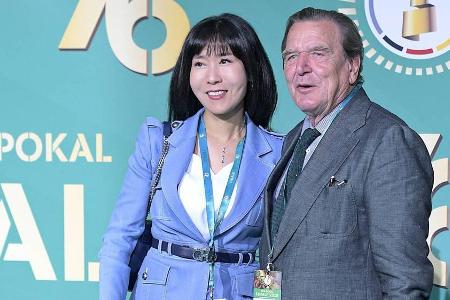 Alt-Bundeskanzler Gerhard Schröder und Ehefrau Kim So-yeon beim 76. DFB-Pokalfinale in Berlin Alt-Bundeskanzler Gerhard Schröder und Ehefrau Kim So-yeon beim 76. DFB-Pokalfinale in Berlin