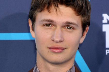 Ansel Elgort: Warum die Selfie-Flut? Ansel Elgort: Warum die Selfie-Flut?