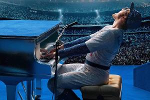 Taron Egerton liefert als junge Version von Sir Elton John ein buntes Spektakel ab