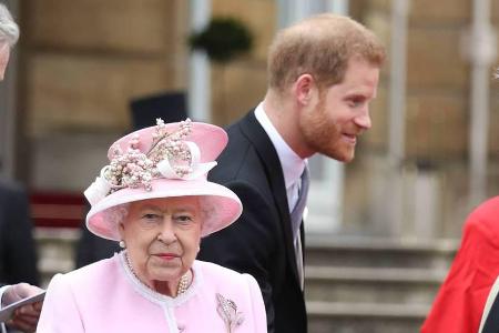 Prinz Harry mit Queen Elizabeth II. bei einer Gartenparty im Buckingham Palast Prinz Harry mit Queen Elizabeth II. bei einer Gartenparty im Buckingham Palast