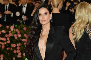Demi Moore bricht das Selfie-Verbot auf der Met Gala