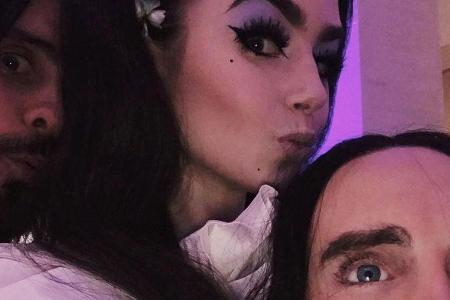 Lily Collins zwischen Jared Leto und der Kunststoff-Version seines Kopfes Lily Collins zwischen Jared Leto und der Kunststoff-Version seines Kopfes