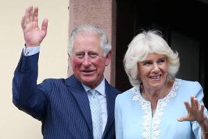 Tausende Fans empfangen Charles und Camilla in Leipzig