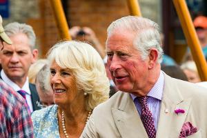 Prinz Charles und Herzogin Camilla live im TV