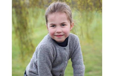 Eines der Bilder, die zu Prinzessin Charlottes viertem Geburtstag veröffentlicht wurden Eines der Bilder, die zu Prinzessin Charlottes viertem Geburtstag veröffentlicht wurden