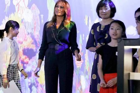 Melania Trump besuchte in Japan mit Akie Abe das Digital Art Museum in Tokio Melania Trump besuchte in Japan mit Akie Abe das Digital Art Museum in Tokio