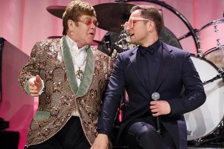Elton John (l.) hat dafür gesorgt, dass Taron Egerton in 