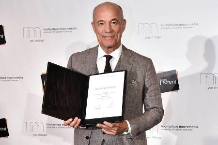 Heiner Lauterbach mit seiner Berufungsurkunde in Berlin Heiner Lauterbach mit seiner Berufungsurkunde in Berlin