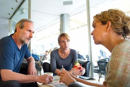 Paul Brix (Wolfram Koch) mit den Kolleginnen Constanze Lauritzer (Christina Große) und Anna Janneke (Margarita Broich, r.) Paul Brix (Wolfram Koch) mit den Kolleginnen Constanze Lauritzer (Christina Große) und Anna Janneke (Margarita Broich, r.)