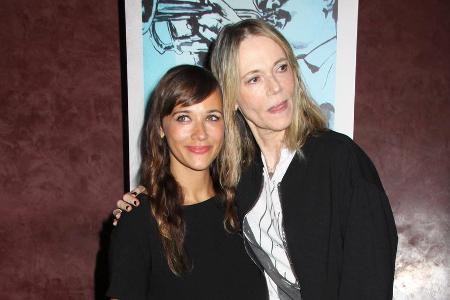 Peggy Lipton (r.) einst mit ihrer Tochter Rashida Jones auf einem Event in Los Angeles Peggy Lipton (r.) einst mit ihrer Tochter Rashida Jones auf einem Event in Los Angeles