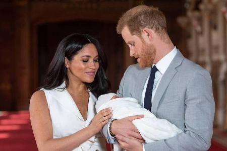 Herzogin Meghan und Prinz Harry zeigten am 8. Mai der Welt ihren Sohn Archie Harrison Mountbatten-Windsor Herzogin Meghan und Prinz Harry zeigten am 8. Mai der Welt ihren Sohn Archie Harrison Mountbatten-Windsor