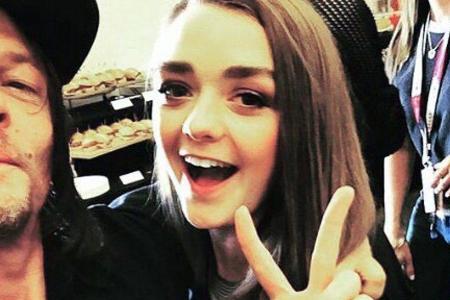 Norman Reedus ist wohl ein großer Fan von Maisie Williams Norman Reedus ist wohl ein großer Fan von Maisie Williams