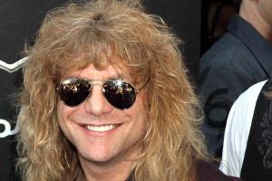 Guns N' Roses: Steven Adler sticht sich in den Bauch