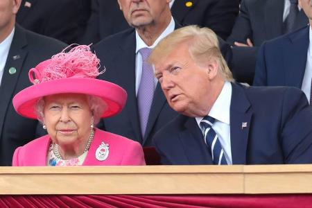 Die Queen und Donald Trump bei den Feierlichkeiten zum 75. Jahrestag des D-Day Die Queen und Donald Trump bei den Feierlichkeiten zum 75. Jahrestag des D-Day