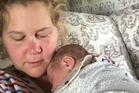 Amy Schumer hat als frischgebackene Mutter alle Hände voll zu tun Amy Schumer hat als frischgebackene Mutter alle Hände voll zu tun