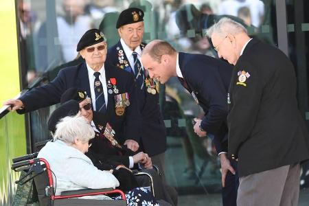 Prinz William (r.) im Gespräch mit Veteranen Prinz William (r.) im Gespräch mit Veteranen