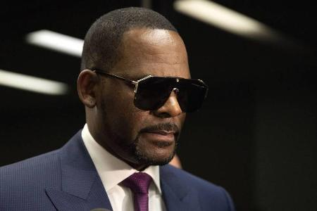 R. Kelly fand sich in den vergangenen Monaten wiederholt vor Gericht wieder R. Kelly fand sich in den vergangenen Monaten wiederholt vor Gericht wieder
