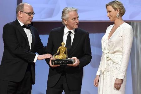 Albert II. (l.) und Fürstin Charlène von Monaco haben Michael Douglas den Golden Nymph Award überreicht Albert II. (l.) und Fürstin Charlène von Monaco haben Michael Douglas den Golden Nymph Award überreicht