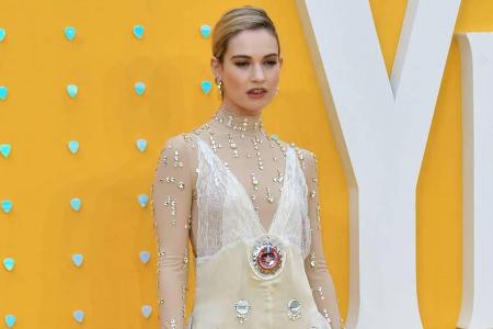 Lily James überzeugt bei der Premiere von Lily James überzeugt bei der Premiere von