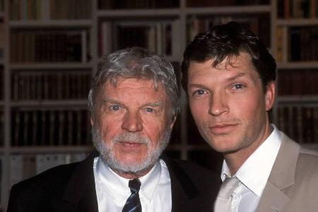 Eines der wenigen gemeinsamen öffentlichen Bilder: Hardy Krüger (l.) mit seinem Sohn Hardy Krüger jr. im Jahr 2001 Eines der wenigen gemeinsamen öffentlichen Bilder: Hardy Krüger (l.) mit seinem Sohn Hardy Krüger jr. im Jahr 2001