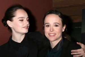 Liebesgrüße! Ellen Page und Emma Portner umarmen sich oben ohne