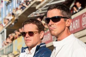 "Ford v. Ferrari": Carroll Shelby (Matt Damon) und Ken Miles (Christian Bale) an der Rennstrecke