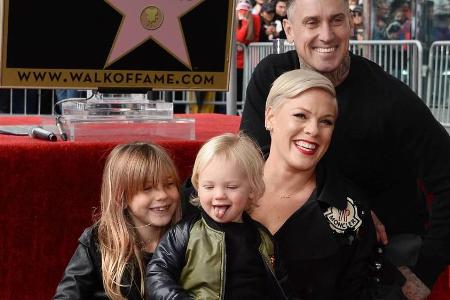 Pink und ihre Familie bei der Einweihung ihres Sterns auf dem Hollywood Walk of Fame Anfang dieses Jahres (v.l.): Willow, Ja... Pink und ihre Familie bei der Einweihung ihres Sterns auf dem Hollywood Walk of Fame Anfang dieses Jahres (v.l.): Willow, Ja...