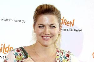 Nina Bott beim Stillen aus Hamburger Café geworfen