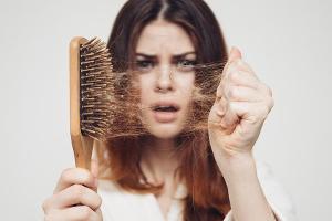 Haarausfall: Ursachen und was dagegen hilft