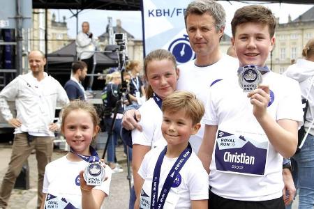Prinz Frederik mit seinen kleinen Läufern: Josephine, Vincent, Christian und Isabella Prinz Frederik mit seinen kleinen Läufern: Josephine, Vincent, Christian und Isabella
