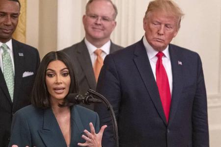 Kim Kardashian bei ihrer Rede im Weißen Haus Kim Kardashian bei ihrer Rede im Weißen Haus