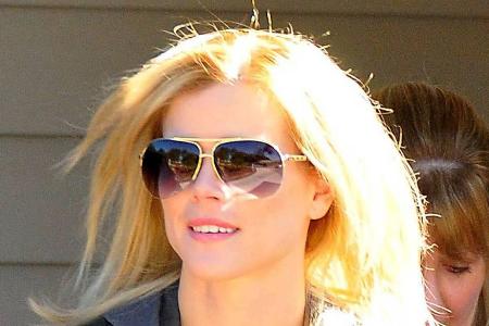 Elin Nordegren soll bereits seit zwei Jahren wieder vergeben sein und nun wieder ein Kind erwarten Elin Nordegren soll bereits seit zwei Jahren wieder vergeben sein und nun wieder ein Kind erwarten