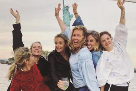 Drew Barrymore und die Freundinnen ihrer Mutter Drew Barrymore und die Freundinnen ihrer Mutter
