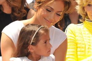 Überraschungsauftritt: J.Lo singt mit Töchterchen Emme auf der Bühne