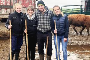 Bauer Freddy aus Kanada mit seinen Hofdamen Jennika (l), Christin und Francis (r.)