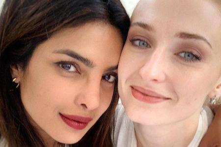 Priyanka Chopra (li.) und Sophie Turner genießen die Sonne in Paris Priyanka Chopra (li.) und Sophie Turner genießen die Sonne in Paris