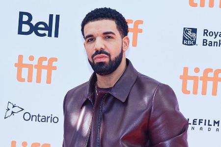 Basketball-Fan Drake wurde gebeten, nicht zu den NBA-Finalspielen zu reisen Basketball-Fan Drake wurde gebeten, nicht zu den NBA-Finalspielen zu reisen