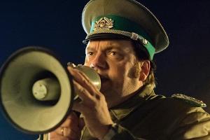 Charly Hübner als Oberleutnant Harald Schäfer in der TV-Politkomödie "Bornholmer Straße"
