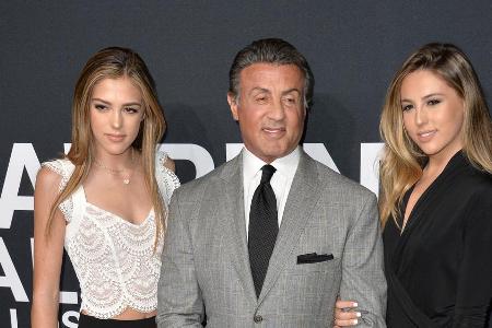Sylvester Stallone mit seinen Töchtern Sistine und Sophia bei einer Veranstaltung im Jahr 2016 in Los Angeles Sylvester Stallone mit seinen Töchtern Sistine und Sophia bei einer Veranstaltung im Jahr 2016 in Los Angeles