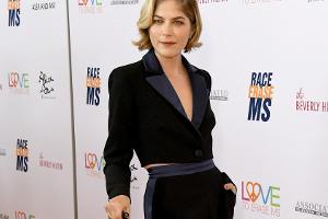 Schauspielerin Selma Blair freut sich über neue Gehhilfe