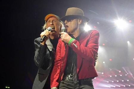 Udo Lindenberg (r.) lässt seinen alten Freund Otto Waalkes gerne mal seine Rockstar-Qualitäten unter Beweis stellen Udo Lindenberg (r.) lässt seinen alten Freund Otto Waalkes gerne mal seine Rockstar-Qualitäten unter Beweis stellen