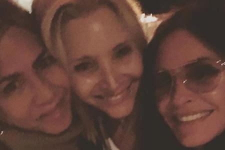 Partynacht mit Jennifer Aniston, Lisa Kudrow und Courteney Cox (v.l.) Partynacht mit Jennifer Aniston, Lisa Kudrow und Courteney Cox (v.l.)