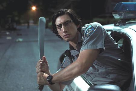 Bestens auf die Zombie-Meute vorbereitet: Polizist Ronald Peterson (Adam Driver) Bestens auf die Zombie-Meute vorbereitet: Polizist Ronald Peterson (Adam Driver)
