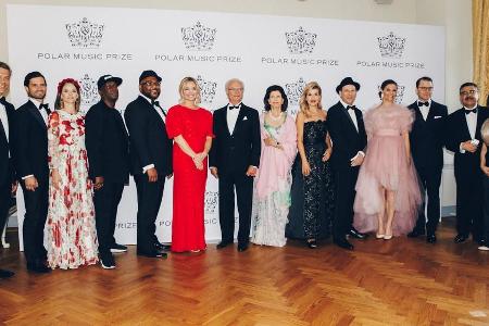 Anne-Sophie Mutter (Mitte, schwarzes Kleid), links von ihr: Carl XVI. Gustaf von Schweden und Silvia von Schweden Anne-Sophie Mutter (Mitte, schwarzes Kleid), links von ihr: Carl XVI. Gustaf von Schweden und Silvia von Schweden
