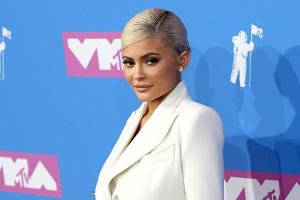 Kylie Jenner zeigt ihre Tochter Stormi zum Vatertag