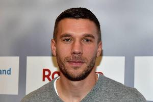 Nach Ohr-OP: Lukas Podolski meldet sich aus dem Krankenbett