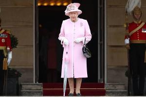 Von der Haarspitze bis zur Fußsohle: Die Styling-Tricks der Queen