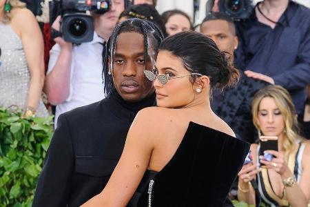 Travis Scott und Kylie Jenner Arm in Arm Travis Scott und Kylie Jenner Arm in Arm