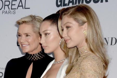 Yolanda Hadid (l.) mit ihren Töchtern Bella und Gigi (r.) bei einer Preisverleihung in Brooklyn Yolanda Hadid (l.) mit ihren Töchtern Bella und Gigi (r.) bei einer Preisverleihung in Brooklyn