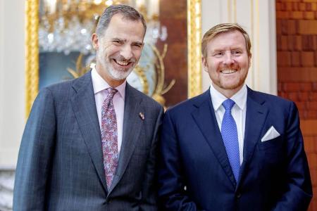 König Felipe IV. von Spanien (li.) und Willem-Alexander auf Schloss Huis ten Bosch